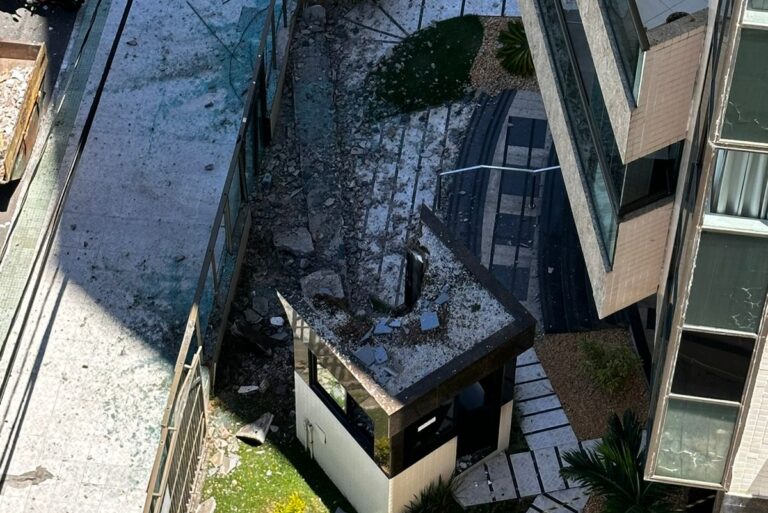 Legenda: A cobertura que caiu do prédio em Itaparica, Vila Velha é um exemplo da falta de segurança nos edifícios. Crédito: Reprodução/Internet